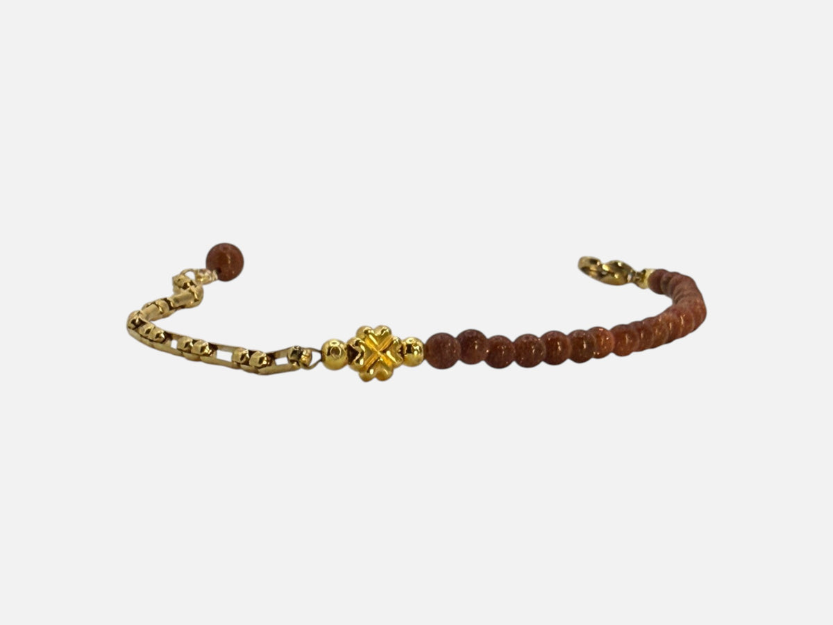 SPARQ armband met bruine zandsteen kralen, goudkleurige schakelketting en een klavertjevier bedel.