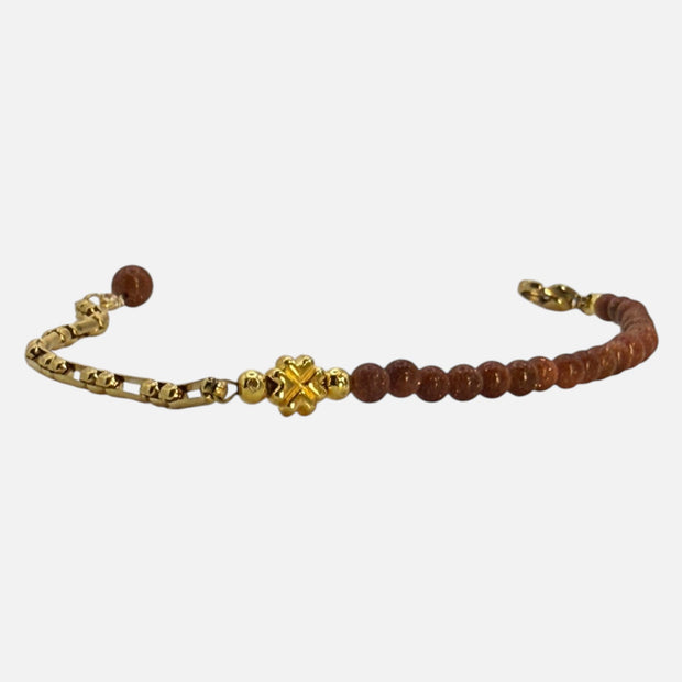 SPARQ armband met bruine zandsteen kralen, goudkleurige schakelketting en een klavertjevier bedel.