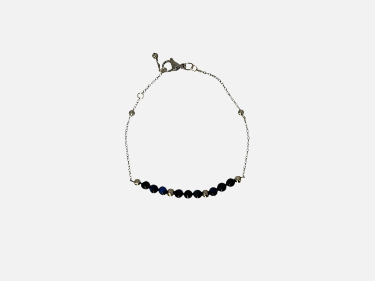 SPARQ Blue Tide armband met blauwe kralen en een verfijnde zilverkleurige ketting, verstelbaar en waterbestendig.