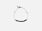 SPARQ Blue Tide armband met blauwe kralen en een verfijnde zilverkleurige ketting, verstelbaar en waterbestendig.