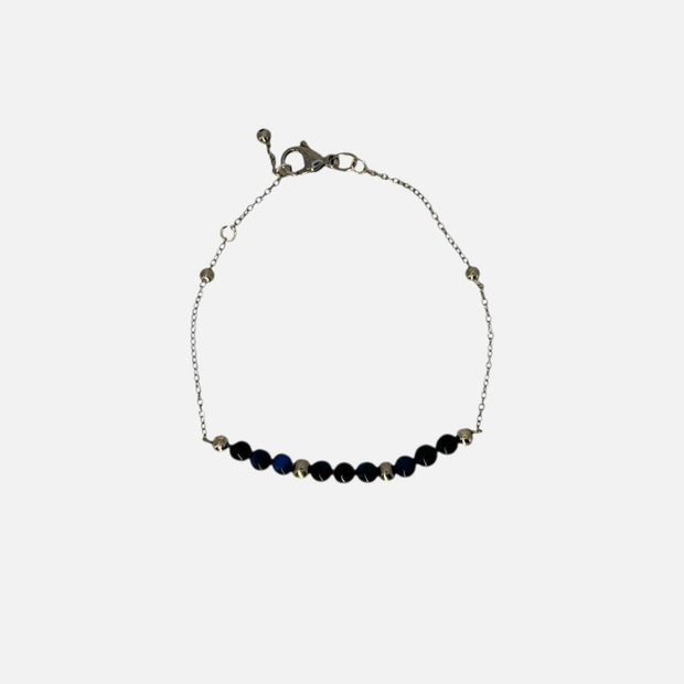 SPARQ Blue Tide armband met blauwe kralen en een verfijnde zilverkleurige ketting, verstelbaar en waterbestendig.