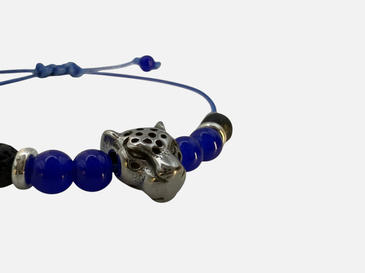 SPARQ blauwe kralenarmband voor dames met een zilverkleurige luipaardbedel en verstelbaar blauw koord.