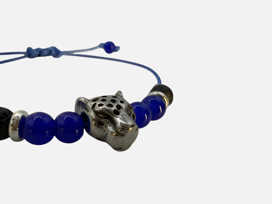 SPARQ blauwe kralenarmband voor dames met een zilverkleurige luipaardbedel en verstelbaar blauw koord.