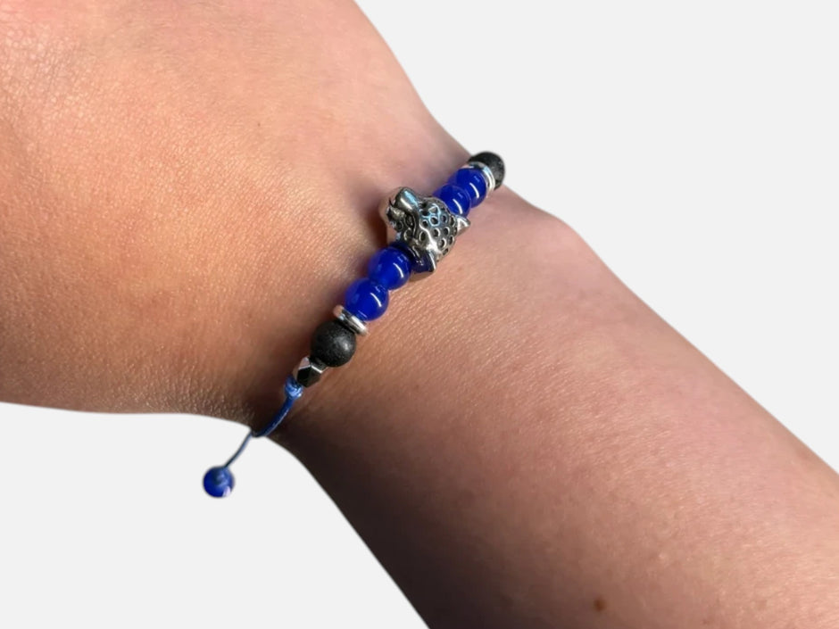 SPARQ blauwe kralenarmband voor dames met zilverkleurige luipaardbedel en verstelbaar blauw koord