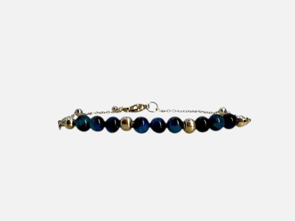 SPARQ Blue Tide armband met blauwe kralen en een verfijnde zilverkleurige ketting, verstelbaar en waterbestendig.