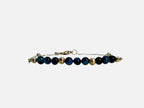 SPARQ Blue Tide armband met blauwe kralen en een verfijnde zilverkleurige ketting, verstelbaar en waterbestendig.