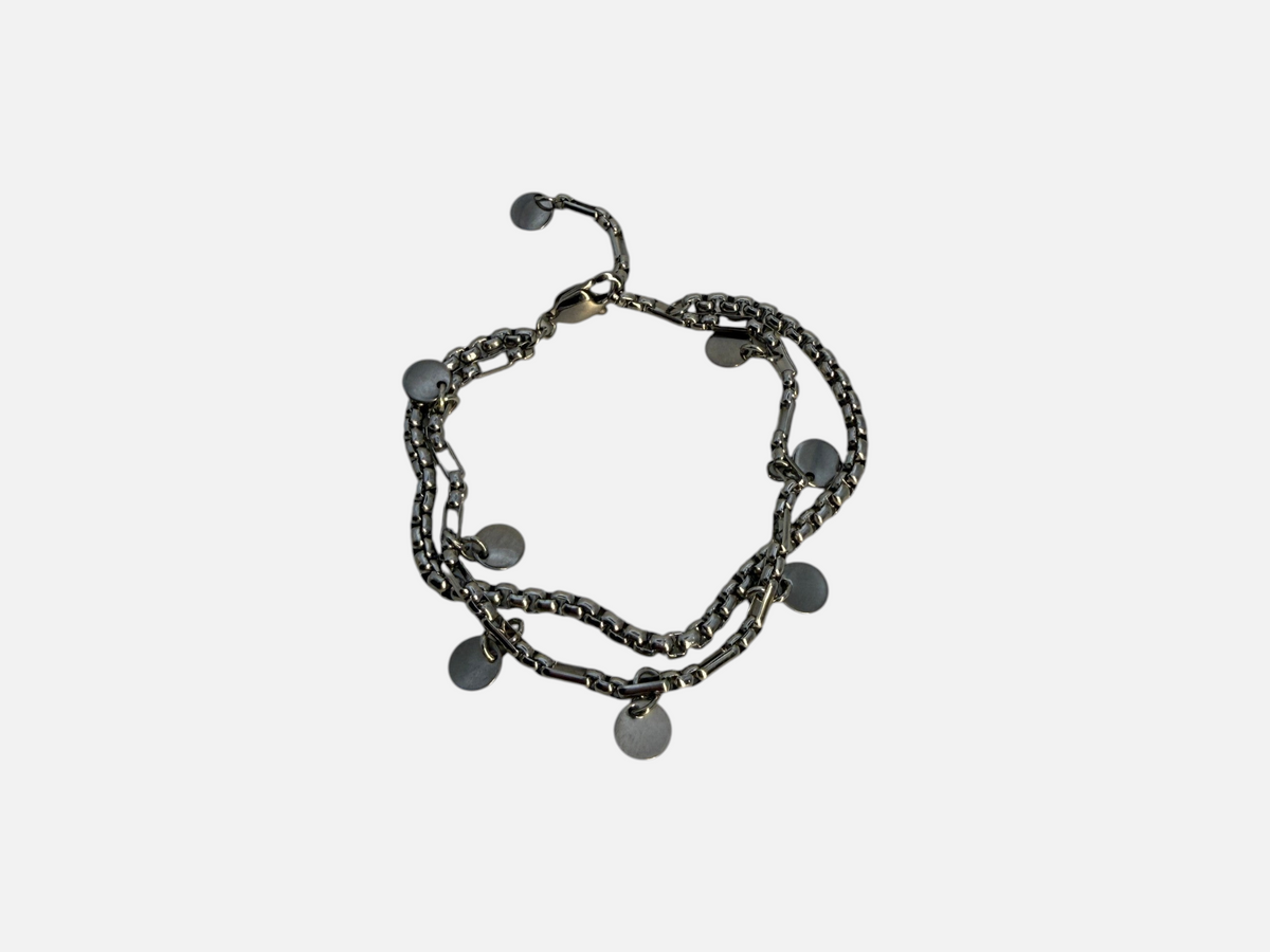SPARQ dubbele zilverkleurige schakelarmband met ronde bedels en een stevige karabijnsluiting op een witte achtergrond