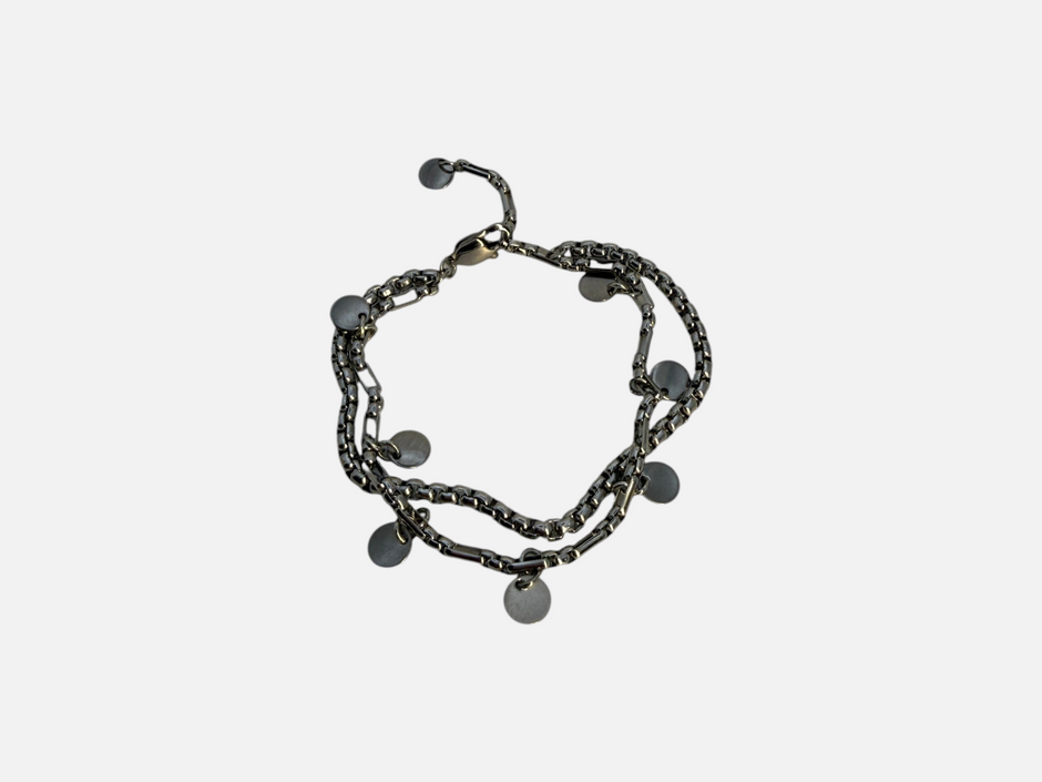 SPARQ dubbele zilverkleurige schakelarmband met ronde bedels en een stevige karabijnsluiting op een witte achtergrond
