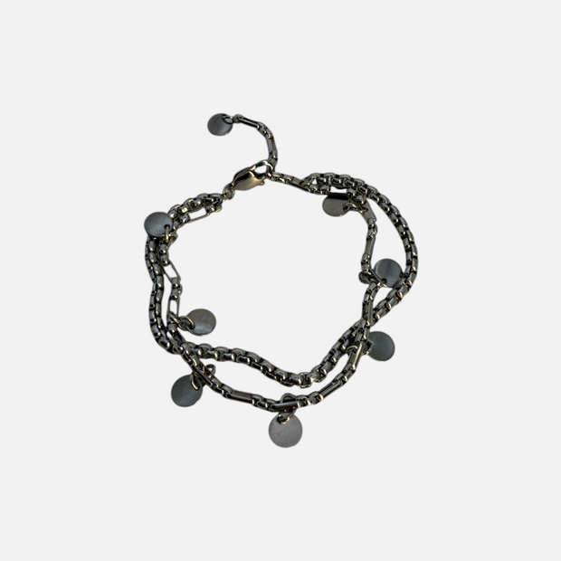 SPARQ dubbele zilverkleurige schakelarmband met ronde bedels en een stevige karabijnsluiting op een witte achtergrond
