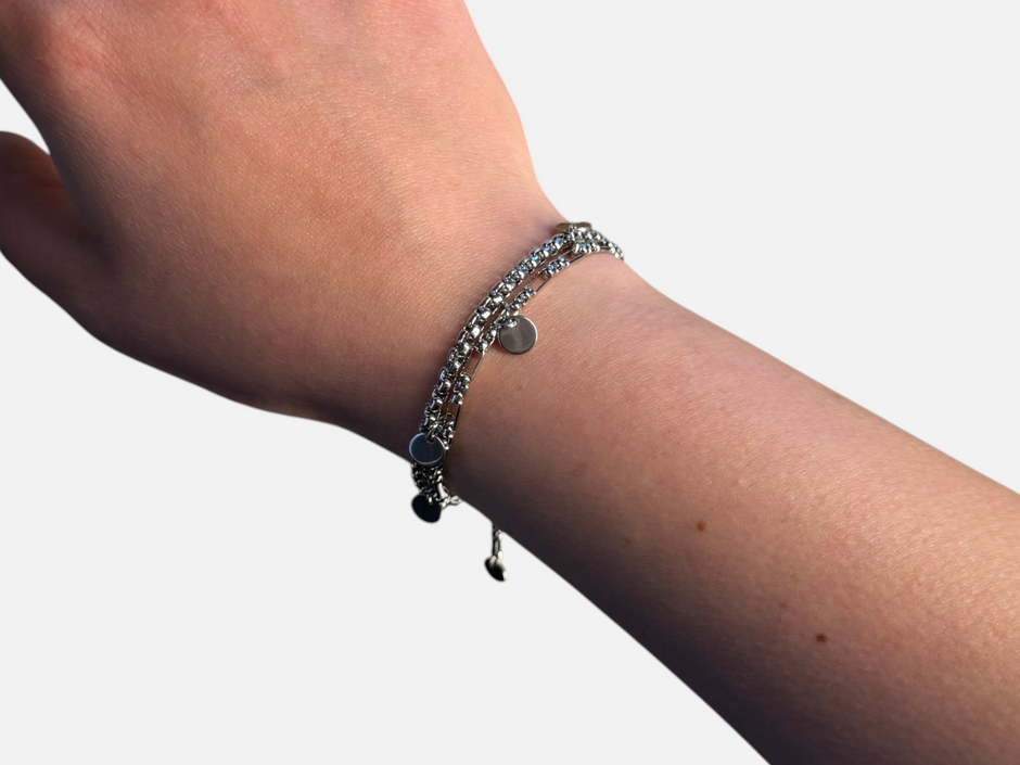 SPARQ dubbele zilverkleurige schakelarmband met ronde bedels om een pols voor een elegante en moderne uitstraling.