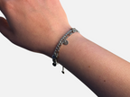 SPARQ dubbele zilverkleurige schakelarmband met ronde bedels om een pols voor een elegante en moderne uitstraling.