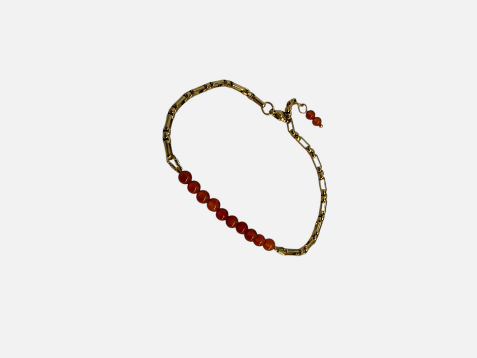 SPARQ handgemaakte armband met goudkleurige schakelketting en oranje edelsteenkralen op een witte achtergrond.