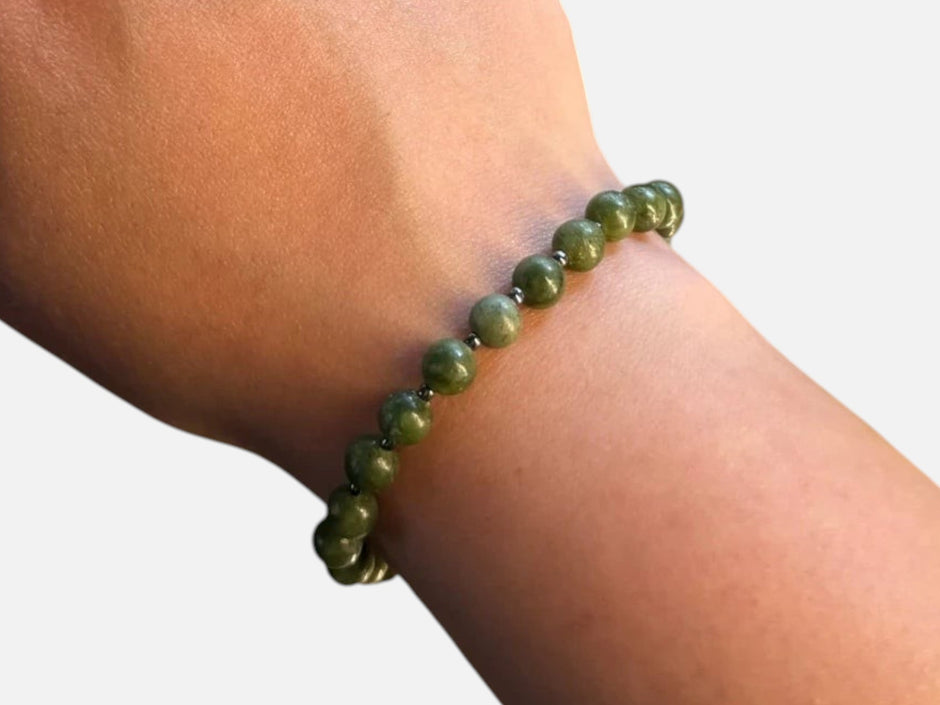 SPARQ handgemaakte kralenarmband van groene edelstenen om een pols, met een minimalistisch en elastisch ontwerp.