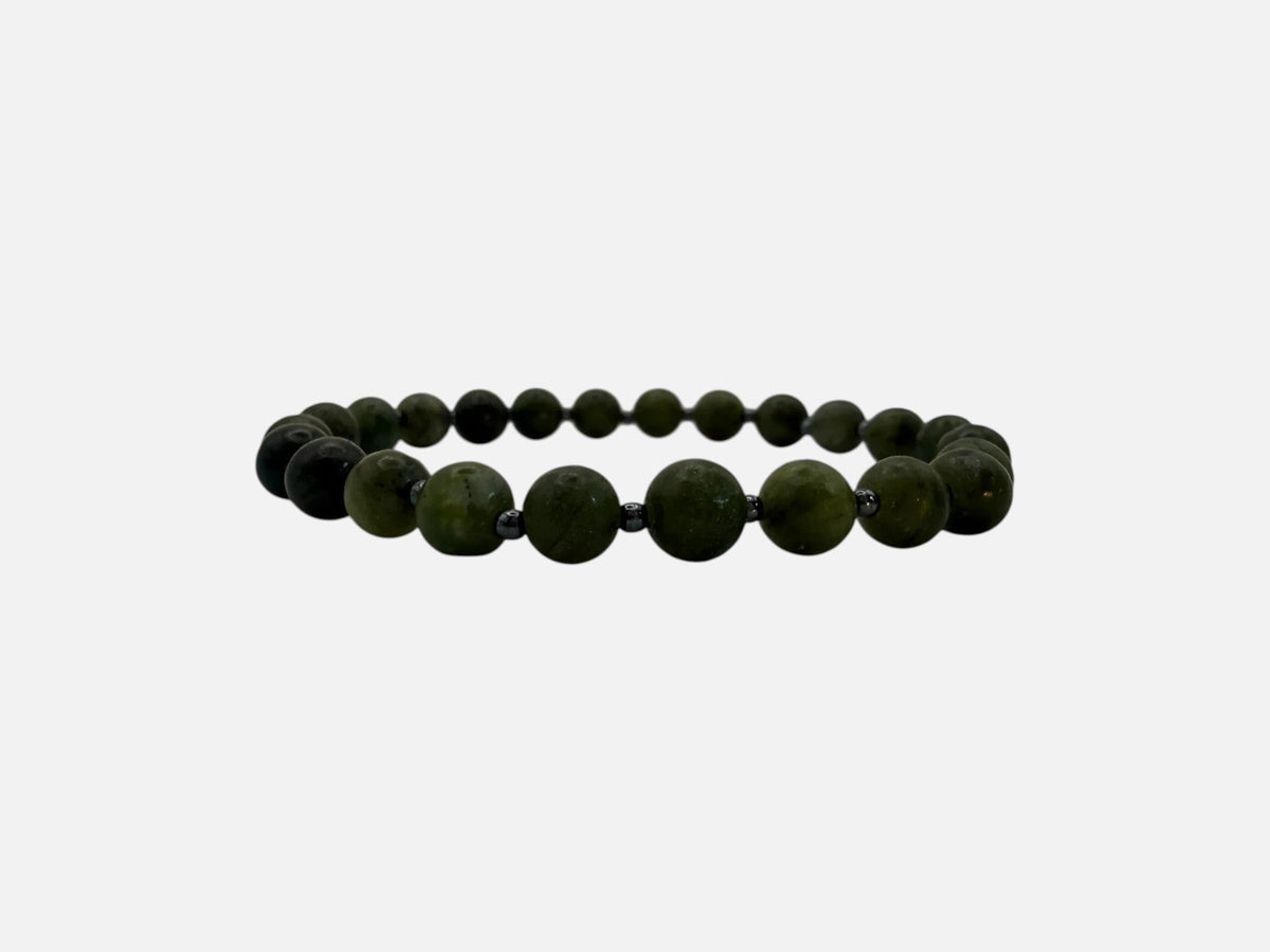 SPARQ handgemaakte kralenarmband van groene edelstenen met donkere accentkralen en elastisch design