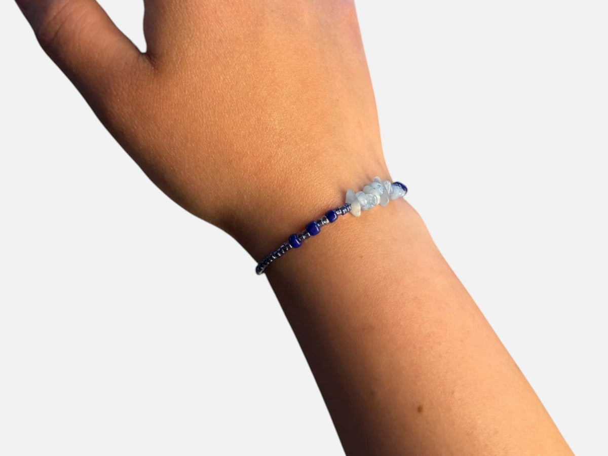 SPARQ handgemaakte kralenarmband met lichtblauwe edelsteenfragmenten en diepblauwe kralen om een pols