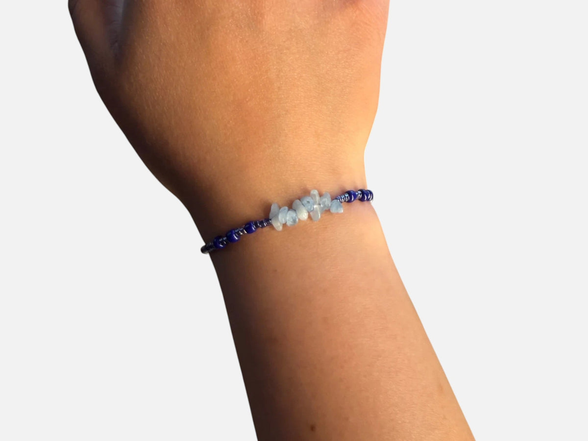 SPARQ handgemaakte kralenarmband met lichtblauwe edelsteenfragmenten en diepblauwe kralen om een pols