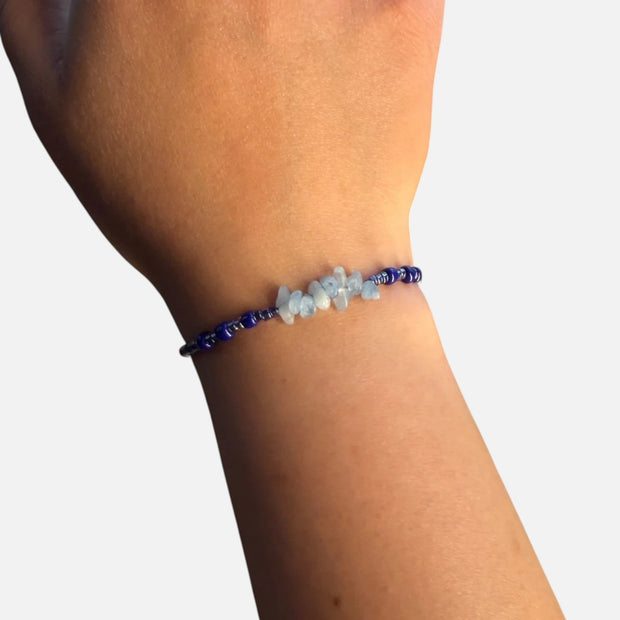 SPARQ handgemaakte kralenarmband met lichtblauwe edelsteenfragmenten en diepblauwe kralen om een pols