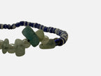 SPARQ handgemaakte kralenarmband met blauw-witte kralen en ruwe edelsteenfragmenten in aquatinten
