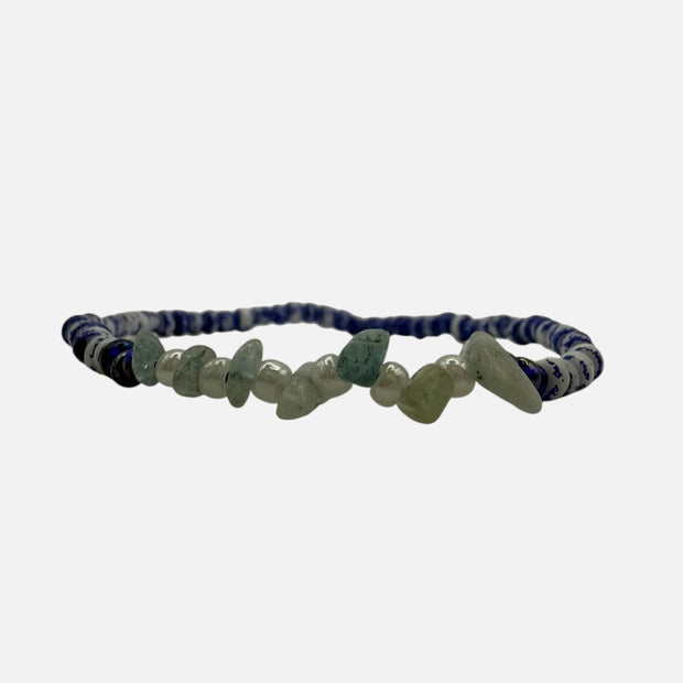 SPARQ handgemaakte kralenarmband met blauw-witte kralen en natuurlijke edelsteenfragmenten in aquatinten