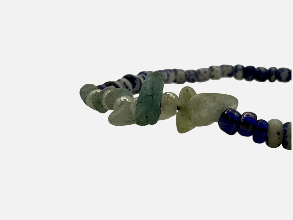 SPARQ handgemaakte kralenarmband met blauwe, witte kralen en ruwe edelsteenfragmenten in een bohemian stijl.