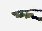 SPARQ handgemaakte kralenarmband met blauwe, witte kralen en ruwe edelsteenfragmenten in een bohemian stijl.