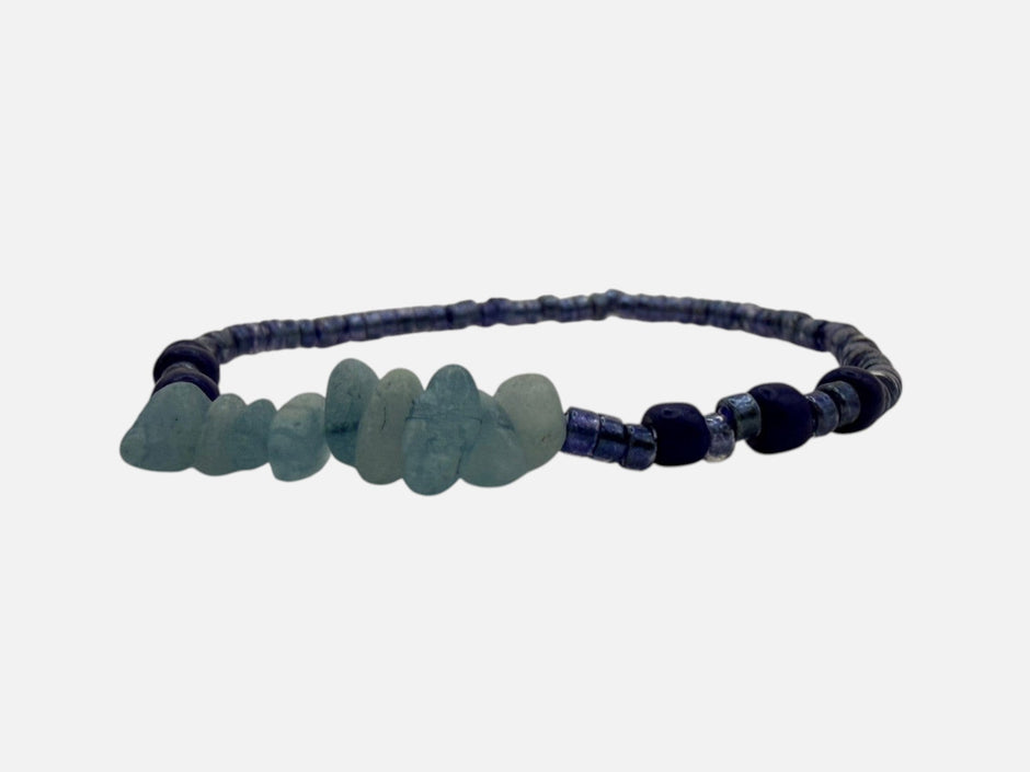 SPARQ handgemaakte kralenarmband met lichtblauwe edelsteenfragmenten en diepblauwe kralen op een elastische band.