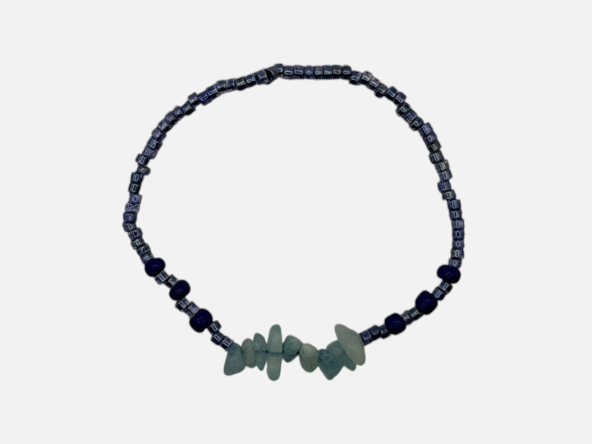SPARQ handgemaakte elastische kralenarmband met lichtblauwe edelsteenfragmenten en diepblauwe glaskralen