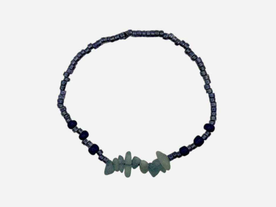 SPARQ handgemaakte elastische kralenarmband met lichtblauwe edelsteenfragmenten en diepblauwe glaskralen
