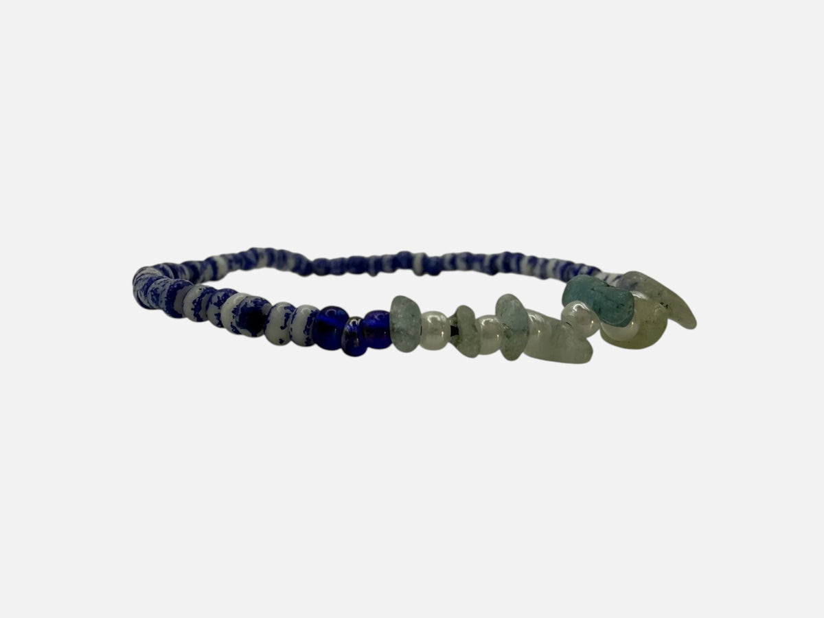 SPARQ handgemaakte kralenarmband met blauw-witte kralen en natuurlijke edelsteenfragmenten in bohemian stijl.