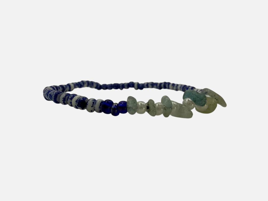 SPARQ handgemaakte kralenarmband met blauw-witte kralen en natuurlijke edelsteenfragmenten in bohemian stijl.