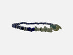 SPARQ handgemaakte kralenarmband met blauw-witte kralen en natuurlijke edelsteenfragmenten in bohemian stijl.