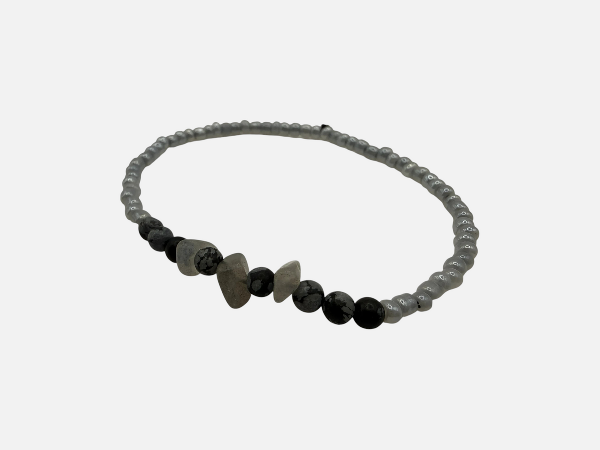 SPARQ handgemaakte kralenarmband met grijze glaskralen en zwarte natuurstenen in een minimalistisch ontwerp.