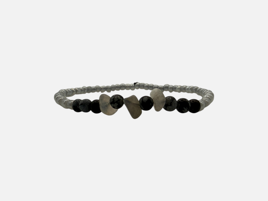 SPARQ handgemaakte kralenarmband met grijze en zwarte natuurstenen en glanzende kralen in een minimalistisch ontwerp.