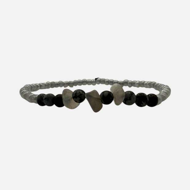 SPARQ handgemaakte kralenarmband met grijze en zwarte natuurstenen en glanzende kralen in een minimalistisch ontwerp.