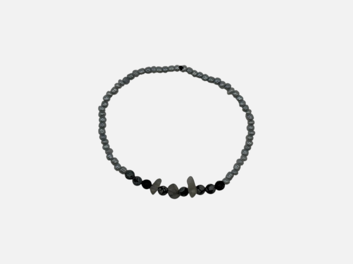 SPARQ handgemaakte kralenarmband met grijze en zwarte natuurstenen en glanzende kralen in een minimalistisch ontwerp.