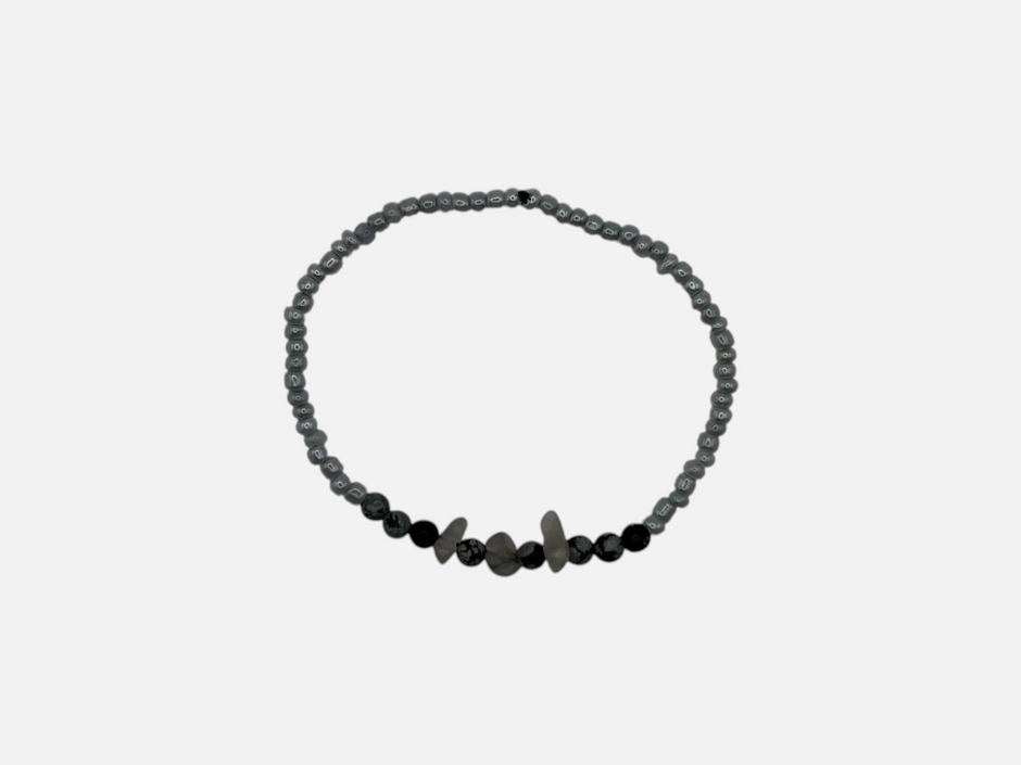 SPARQ handgemaakte kralenarmband met grijze en zwarte natuurstenen en glanzende kralen in een minimalistisch ontwerp.