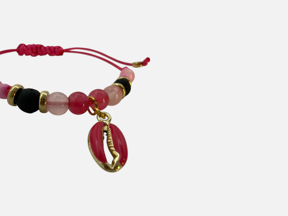 SPARQ handgemaakte kralenarmband met roze en zwarte kralen, gouden accenten en een roze schelpbedel.