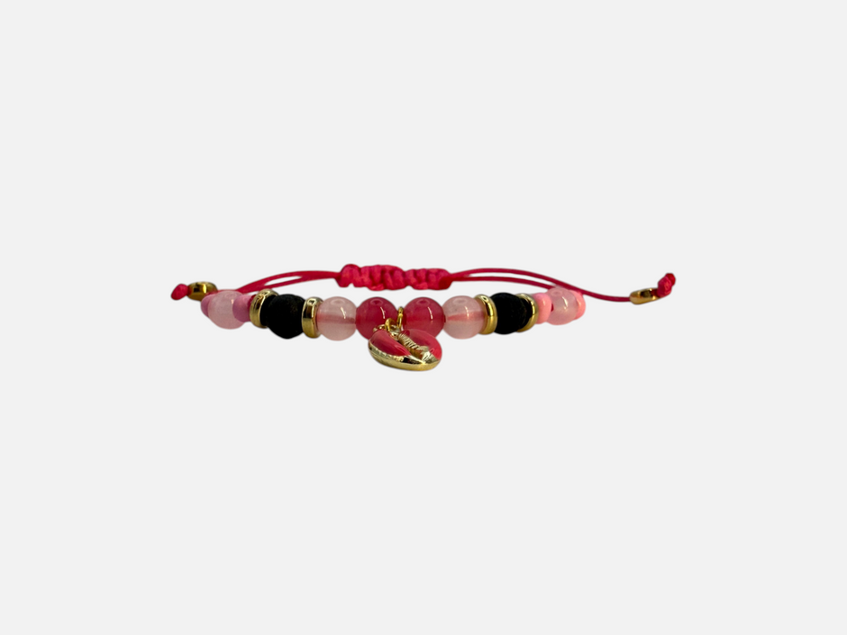 SPARQ handgemaakte kralenarmband met roze en zwarte kralen, goudkleurige accenten en een roze schelpbedel.