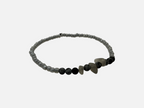 SPARQ handgemaakte kralenarmband met grijze glaskralen en zwarte natuurstenen in een minimalistisch design.
