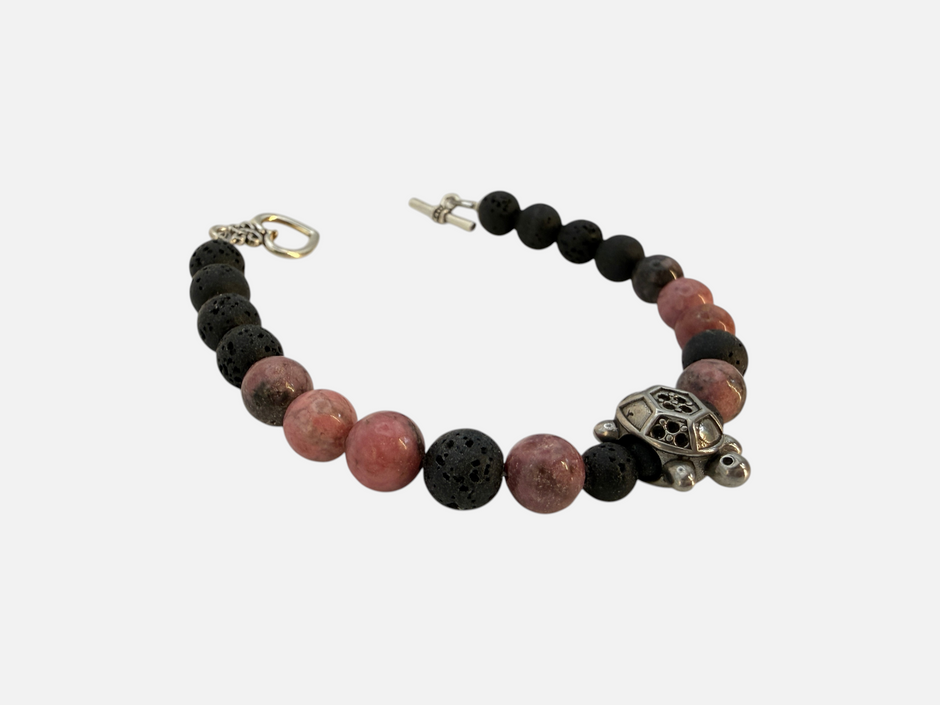 SPARQ kralenarmband met zwarte lavastenen, roze rhodoniet kralen en een zilverkleurige schildpadbedel op witte achtergrond