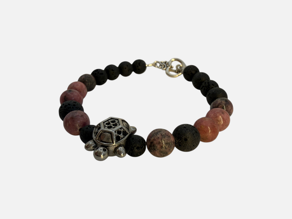 SPARQ handgemaakte kralenarmband met zwarte lavastenen, roze rhodoniet kralen en een zilverkleurige schildpadbedel.