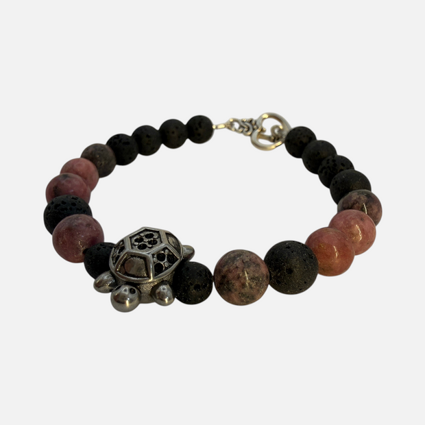 SPARQ handgemaakte kralenarmband met zwarte lavastenen, roze rhodoniet kralen en een zilverkleurige schildpadbedel.