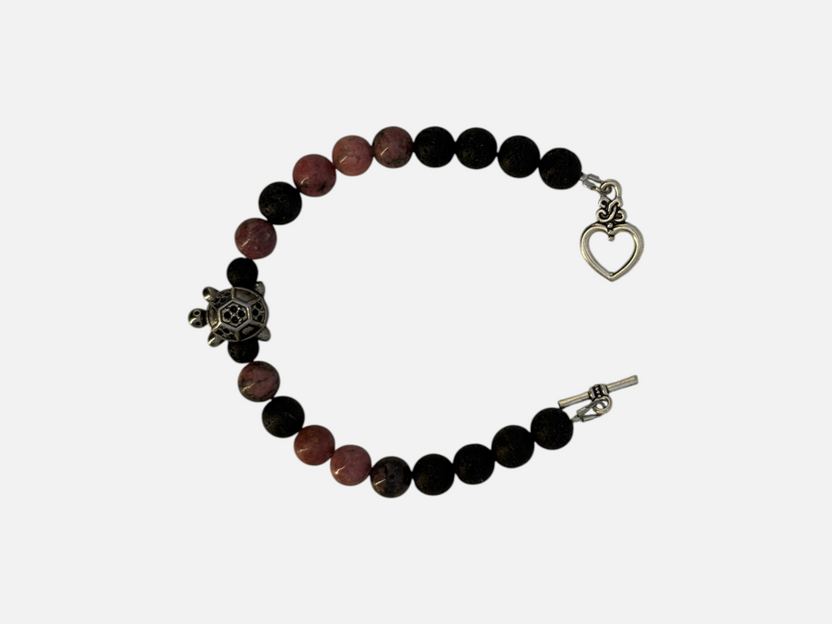 SPARQ kralenarmband met zwarte lavastenen, roze rhodoniet, zilveren schildpadbedel en hartvormige sluiting