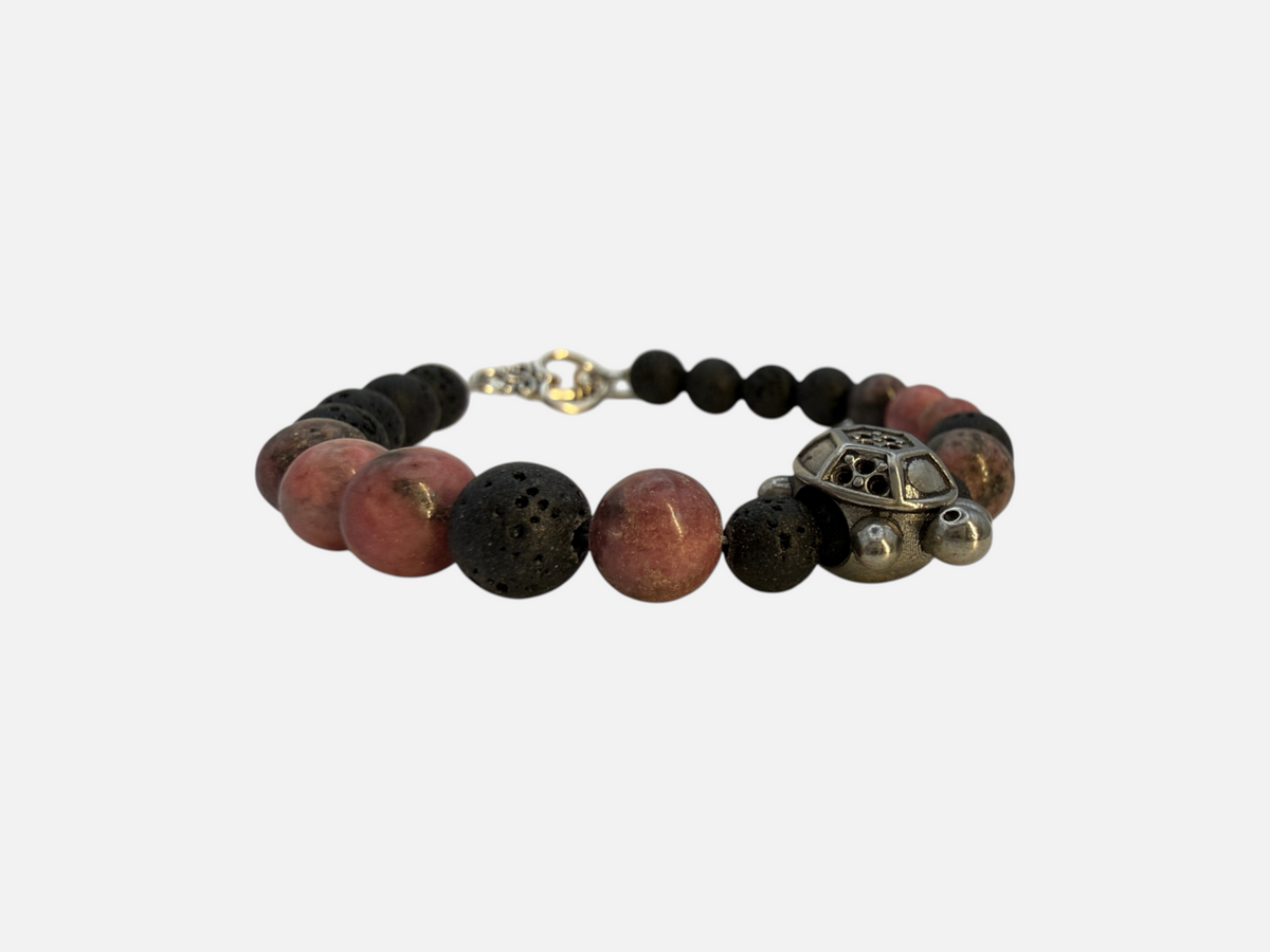 SPARQ kralenarmband met zwarte lavastenen, roze rhodoniet kralen en een zilverkleurige schildpadbedel.