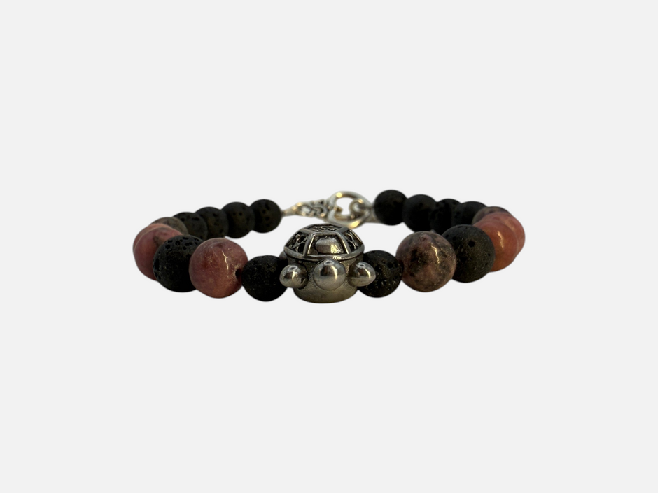 SPARQ kralenarmband met zwarte lavastenen, roze rhodoniet en een zilverkleurige schildpadbedel op witte achtergrond.