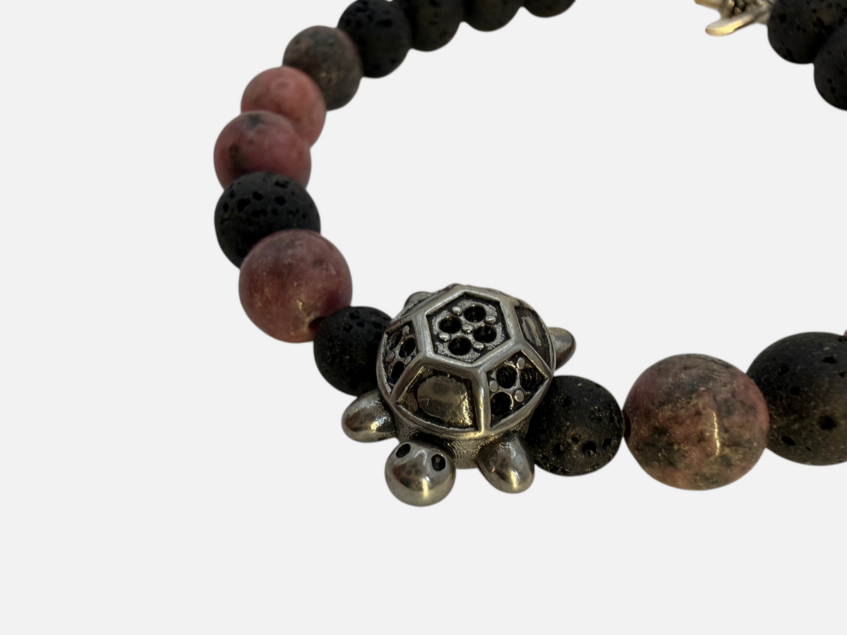 SPARQ kralenarmband met zwarte lavastenen, roze rhodoniet kralen en een zilverkleurige schildpadbedel.