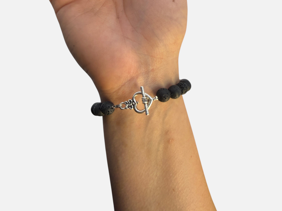SPARQ handgemaakte kralenarmband van zwarte lavastenen met een zilverkleurige schildpadbedel en toggle-sluiting