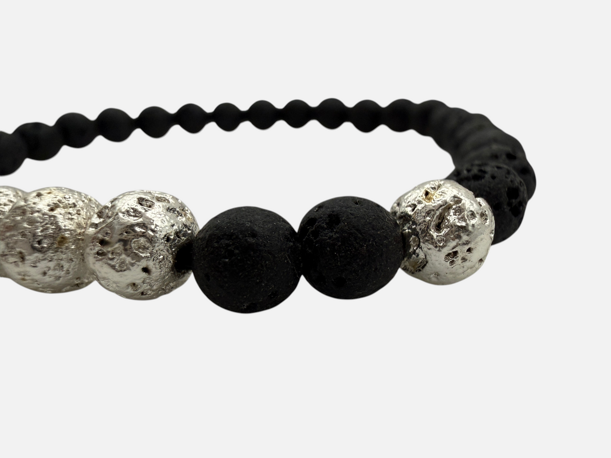 SPARQ handgemaakte kralenarmband met zwarte lavastenen en glanzende zilverkleurige accenten voor dames en heren