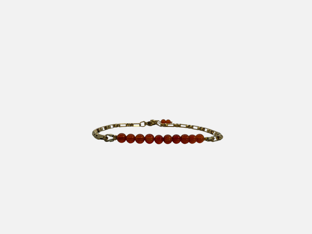 SPARQ armband met oranje edelsteenkralen en een goudkleurige schakelketting tegen een witte achtergrond.