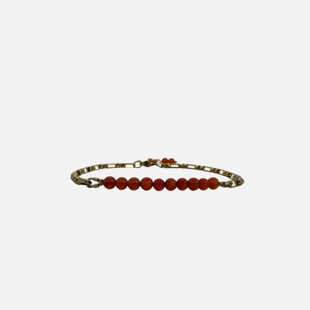 SPARQ armband met oranje edelsteenkralen en een goudkleurige schakelketting tegen een witte achtergrond.